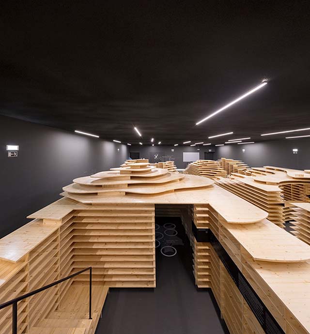 Đây là hình ảnh mẫu văn phòng ấn tượng tại Bồ Đào Nha với các khối gỗ lớn xếp chồng lên nhau giống như một bảo tàng rộng lớn